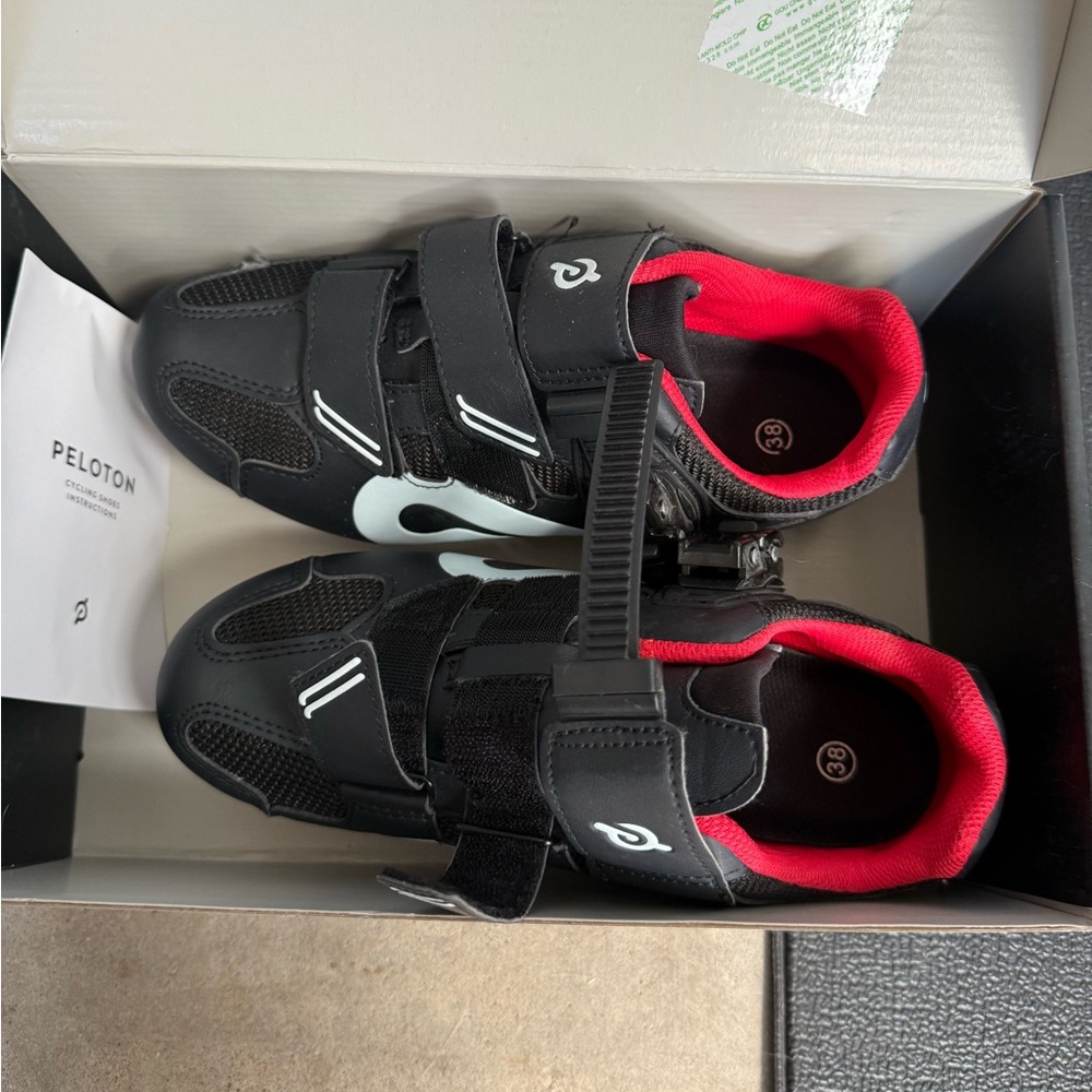 Peloton women’s Cycling Shoes - Black and Red